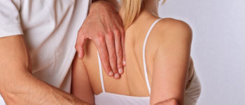 Chiropraktik, Osteopathie. Therapeut Tun Heilbehandlung auf Frau zurück. Alternative Medizin, Schmerzlinderung Konzept